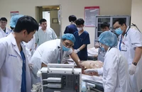 Các bác sĩ khẩn trương hồi sức cho người bệnh.