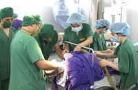Các bác sĩ phẫu thuật cho người bệnh.