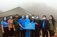 Phó Giáo sư, Tiến sĩ Phạm Thanh Bình, Chủ tịch Công đoàn Y tế Việt Nam, tặng quà cho các cán bộ y tế tham gia chống dịch.