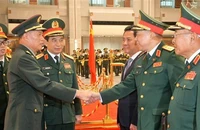 Thượng tướng Hà Vệ Đông, Phó Chủ tịch Quân ủy Trung ương Trung Quốc với thành viên Đoàn Đại biểu Cấp cao Bộ Quốc phòng Việt Nam. (Ảnh: MẠNH CƯỜNG/TTXVN)