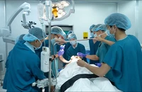 Các bác sĩ tiến hành ca phẫu thuật cho người bệnh.
