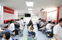 Các bạn trẻ xếp hàng chờ tới lượt hiến máu.