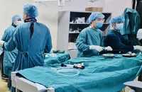 Các bác sĩ can thiệp cho trẻ sơ sinh.