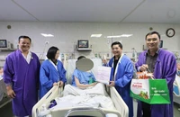 Ban Giám đốc Bệnh viện Phụ sản Trung ương thăm hỏi bệnh nhân.