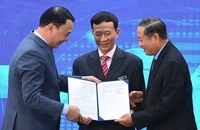 Tiến sĩ Nguyễn Ngô Quang, Cục trưởng Cục Khoa học công nghệ và Đào tạo, Bộ Y tế, (bên trái) trao Quyết định phê duyệt triển khai thử nghiệm lâm sàng VISTA-1 cho đại diện Bệnh viện Đa khoa Tâm Anh.