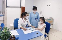 Thạc sĩ, bác sĩ Trần Thị Kim Ngọc khám cho bệnh nhi. (Ảnh: minh họa)
