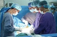 Các bác sĩ tiến hành ghép thận cho người bệnh.