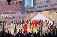 Lá cờ Việt Nam tại lễ khai mạc Triển lãm thế giới EXPO 2025. (Ảnh: Cục Hợp tác quốc tế cung cấp)
