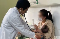 Bệnh nhi mắc sởi nằm điều trị tại Bệnh viện Nhi Trung ương.