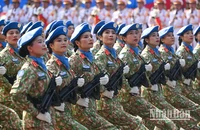 Khối Gìn giữ hòa bình diễu qua Lễ đài. (Ảnh: DUY LINH)
