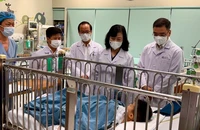 Bộ trưởng Y tế Đào Hồng Lan thăm bệnh nhi M.T.A.