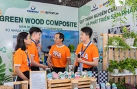 Tiến sĩ Đặng Viết Quang và nhóm sinh viên thực hiện dự án "Sản xuất vật liệu composite từ nhựa tái chế và phế phẩm nông nghiệp" tại Ngày hội khởi nghiệp Quốc gia của học sinh, sinh viên năm 2025. (Ảnh: PHƯỚC AN)