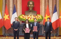 Ông Ngô Chí Dũng, Tổng Giám đốc kiêm Chủ tịch HĐQT Công ty Vaccine Việt Nam (VNVC) và bà Zainab Sadat Qayyum, Chủ tịch Sanofi Đông Nam Á-Ấn Độ trao văn kiện thỏa thuận hợp tác chuyển giao công nghệ sản xuất vaccine của Sanofi tại Nhà máy Vaccine và Sinh phẩm VNVC trước sự chứng kiến của Chủ tịch nước Lương Cường và Tổng thống Pháp Emmanuel Macron. (Ảnh: SƠN TÙNG)