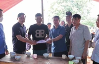 Lãnh đạo huyện Hoàng Su Phì thăm hỏi gia đình bị nạn do sạt lở đất.