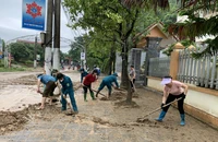 Lực lượng dân quân và người dân xã Phương Thiện, thành phố Hà Giang khắc phục hậu quả thiên tai.