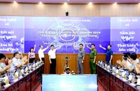 Các đồng chí lãnh đạo tỉnh Hà Giang bấm nút phát động cuộc thi.