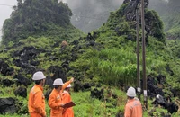 Công nhân Điện lực huyện Yên Minh (Hà Giang) khảo sát cấp điện cho các thôn biên giới.