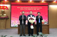 Các đồng chí lãnh đạo tỉnh Hà Giang tặng hoa chúc mừng đồng chí Phan Huy Ngọc.