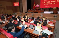 Các đại biểu biểu quyết thông qua nghị quyết kỳ họp.
