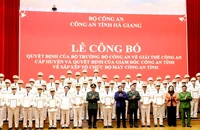 Lãnh đạo tỉnh Hà Giang và Ban Giám đốc Công an tỉnh trao quyết định cho các đơn vị, cá nhân sau sắp xếp.