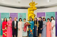 Bà Ishiba Yoshiko, Phu nhân Thủ tướng Nhật Bản Ishiba Shigeru chụp ảnh lưu cùng đại diện Hội Liên hiệp Phụ nữ Việt Nam và Bảo tàng Phụ nữ Việt Nam.