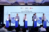Các đại biểu thực hiện nghi thức ra mắt dịch vụ.