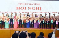 Lãnh đạo tỉnh Hà Tĩnh tặng hoa chúc mừng các đồng chí được điều động, luân chuyển, giữ vị trí công tác mới.