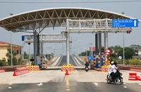 Trạm thu phí cầu Văn Lang.