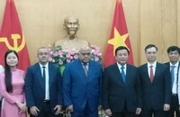 Đồng chí Nguyễn Xuân Thắng, Đại sứ đặc mệnh toàn quyền Cuba tại Việt Nam và các đại biểu chụp ảnh chung.