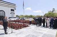 Chủ tịch Quốc hội Vương Đình Huệ phát biểu cảm tưởng tại Nghĩa trang tưởng niệm các Anh hùng vĩ đại của Cuba. (Ảnh: TTXVN)