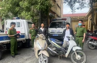 Hai đối tượng gây án Mạc Văn Trình và Cao Văn Tư tại Cơ quan công an.