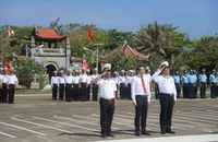 Đoàn công tác tham dự lễ chào cờ tại đảo Trường Sa.