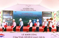 Lãnh đạo tỉnh Ninh Thuận và chủ đầu tư thực hiện nghi thức khởi công dự án.