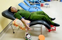 Đại úy Nguyễn Viết Cường tham gia hiến máu.