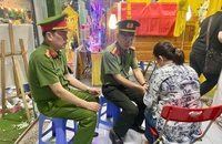 Đại tá, Giám đốc Công an tỉnh Vũ Như Hà thăm hỏi, động viên gia đình đồng chí Hạ sĩ Nguyễn Ngọc Minh Nhật.