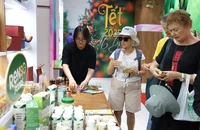 Các đại biểu tham quan các gian hàng trưng bày tại Showroom Trung tâm Xúc tiến Thương mại và Đầu tư Thành phố Hồ Chí Minh.