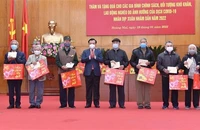 Bí thư Thành ủy Hà Nội Đinh Tiến Dũng trao quà cho các gia đình chính sách, đối tượng khó khăn, lao động nghèo, tại quận Hoàng Mai Tết 2022.