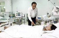 Giám đốc Sở Y tế tỉnh Quảng Nam Mai Văn Mười thăm bệnh nhân ngộ độc thực phẩm điều trị tại Bệnh viện Đa khoa khu vực miền núi phía bắc Quảng Nam.
