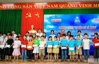 Lãnh đạo Ban Tuyên giáo Tỉnh ủy Thanh Hóa cùng Báo Người Lao động trao học bổng cho học sinh.