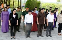 Phó Chủ tịch Quốc hội, Thượng tướng Trần Quang Phương và các đại biểu dâng hương, dâng hoa tại Nghĩa trang liệt sĩ TP Huế.