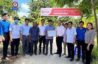 Đại diện lãnh đạo Công ty Nam Dược trao kinh phí hỗ trợ xây cầu cho địa phương.