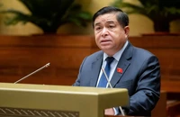 Bộ trưởng Kế hoạch và Đầu tư Nguyễn Chí Dũng trình bày Tờ trình tóm tắt dự án Luật Đầu tư công (sửa đổi).