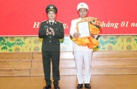 Thứ trưởng Công an Đặng Hồng Đức trao quyết định của Bộ Công an cho Đại tá Nguyễn Đức Thuận.