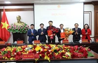 Các đồng chí lãnh đạo UBND tỉnh Hà Nam trao giấy chứng nhận cho 2 nhà đầu tư.