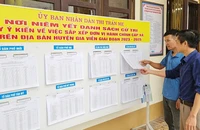 Cử tri huyện Gia Viễn (Ninh Bình) tìm hiểu, nghiên cứu quy trình sắp xếp, sáp nhập đơn vị hành chính của địa phương. (Ảnh: Báo Nhân Dân)