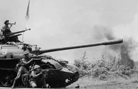 Xe tăng quân giải phóng tiến đánh thị xã Buôn Ma Thuột, ngày 10/3/1975. (Ảnh: Tư liệu TTXVN)
