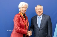 Phó Thủ tướng Thường trực Chính phủ Nguyễn Hòa Bình và Chủ tịch ECB Christine Lagarde. (Ảnh: VGP)