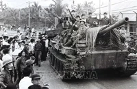 Xe tăng quân giải phóng tiến vào giải phóng Nha Trang (Khánh Hòa), ngày 2/4/1975. (Ảnh: Tư liệu TTXVN)