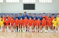 Ban huấn luyện cùng các tuyển thủ futsal nữ Việt Nam. (Ảnh: VFF)