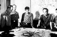 Đại tướng Võ Nguyên Giáp cùng các đồng chí trong Quân ủy Trung ương duyệt phương án tác chiến Chiến dịch Hồ Chí Minh (Hà Nội, tháng 4/1975). (Ảnh: TTXVN)
